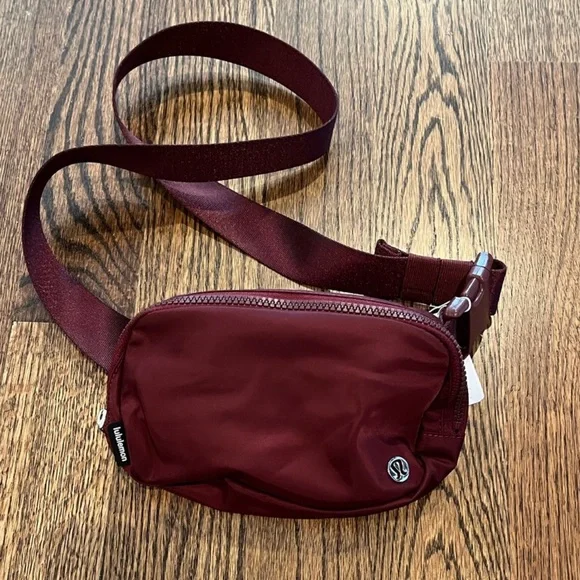 Lululemon Athletica Women\'s Burgundy Belt Bag lululemon – Everywhere Belt Bag 1L Wordmark – /Burgundy in  main image 2